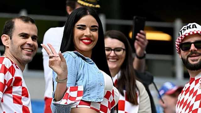Knoll na utakmicu Hrvatske i Albanije došla u tajicama sa seksi izrezom, ovakvo nešto još niste vidjeli! 😱
#ivanaknoll #showbuzz