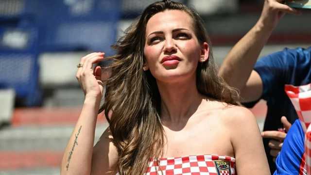 Ljepotica s tribina privukla je pažnju na utakmici Hrvatske i Albanije, ima li Knoll novu konkurenciju? 🤔
#showbuzz