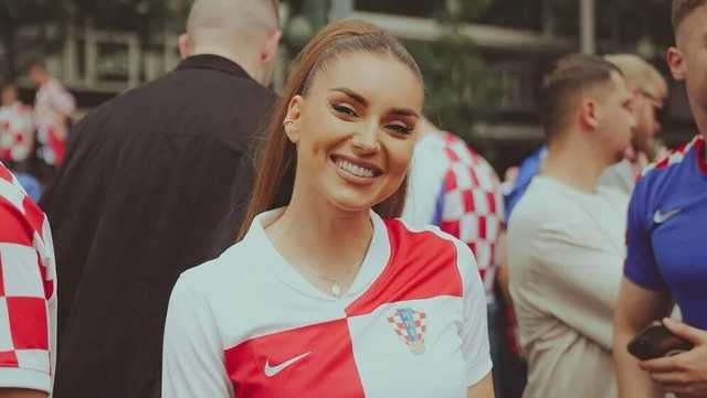 Mlada pjevačica iz Širokog odgovorila na prozivke zbog hrvatskog dresa: “Ja sam rođena kao Hrvatica!” 😃
#antonijacerkez #showbuzz